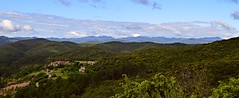 Panorama sur les Cévennes, au loin le hameau de Carnoulès