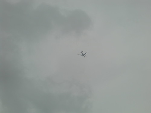 大野城の上空を飛ぶ飛行機