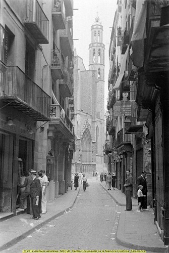 Barcelona, circa 1936, paisaje urbano en la calle de Argentería, al fondo la iglesia de Santa María del Mar. Ver http://octavicentelles.blogspot.com.es/ by Octavi Centelles