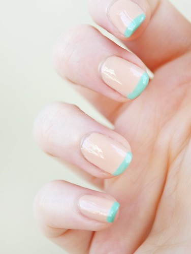 Zoeey-Deschanel-nail-art-twitter-spring-manicure