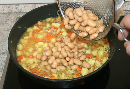 27 - Bohnen rein / Add beans