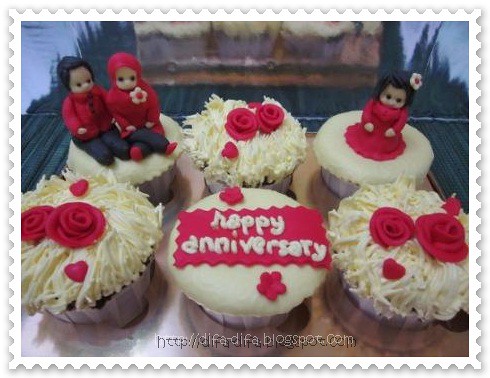 cupcake set anniversary by DiFa Cakes