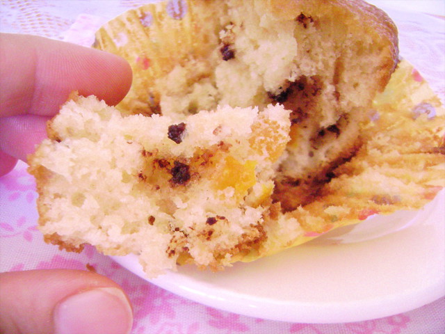 muffins deliciosos de damasco, chocolate e castanha