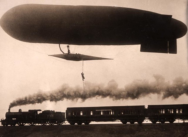 Stuntman stapt van zeppelin over op de trein / zeppelin: stuntman prefers the train