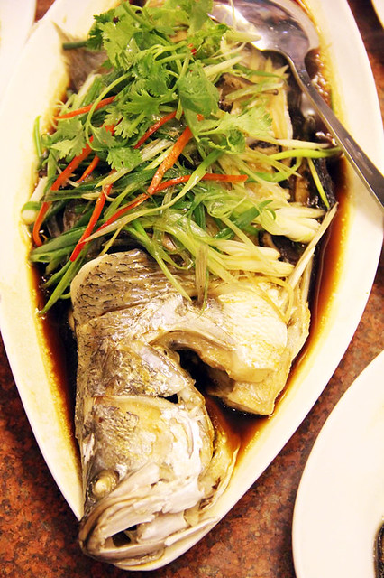 Pla Kahpung Neung See Ew (steamed sea bass in soy sauce ปลากะพงนึ่งซิอิ๋ว)