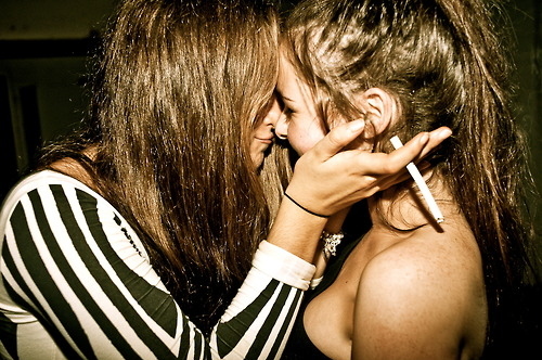 cigarrets-fashion-kiss-lesbians-sexy-Favim.com-43773_large
