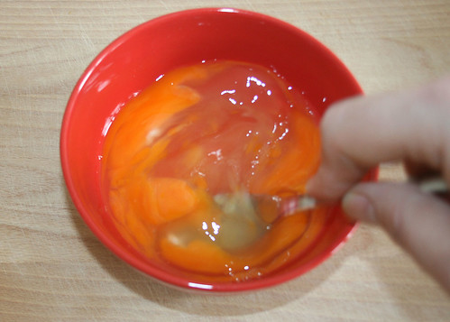 11 - Eier verquirlen / Whisk eggs