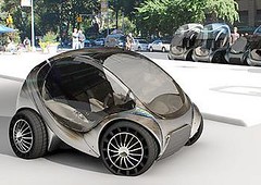 The CityCar at MIT (Photo courtesy MIT Media Lab) 麻省理工學院裡的摺疊式電動汽車 (MIT提供)