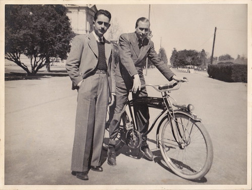Mi abuelo y un amigo (en bici)