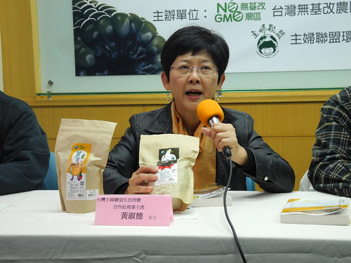 台灣主婦聯盟生活消費合作社理事主席黃淑德認為台灣消費者應將選擇權握在手上，要求更多商家拒絕基改食品，以及主動做標示。
