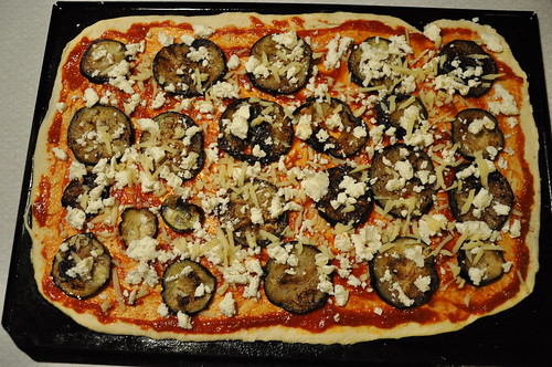 Pizza med aubergine och fetaost