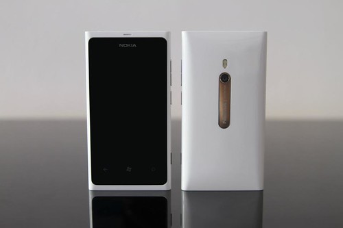 Nokia Lumia 800 white 2