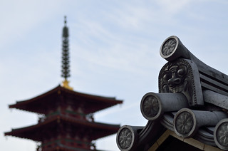"Onigawara(tile with the figure of a devil)" and five-story pagoda.
