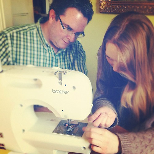 Alex helps @oliviaconsiders to set up her new sewing machine #unschooling #sewists #parenting #radicalhomemaking