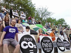 坐在俄亥俄河畔的辛辛那提民眾，參與看暖化連連看(Connect the Dots)的全球氣候活動，2012年5月12日。(350.org 攝影)