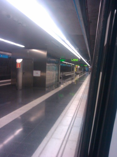 An empty Barcelona metro platform by simonharrisbcn