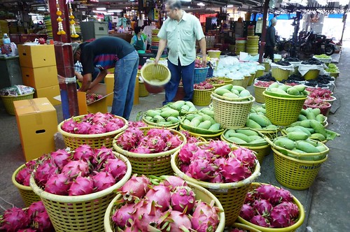 Dragon fruit being prepared for Talad Thai wholesale market in Bangkok = Fruit du dragon (pitahaya) conditionné sur le marché de gros de Talad Thaï à Bangkok