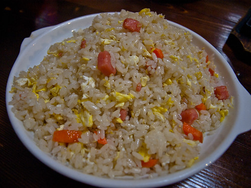 Comida china - arroz con huevo, zanahoria y jamón 
