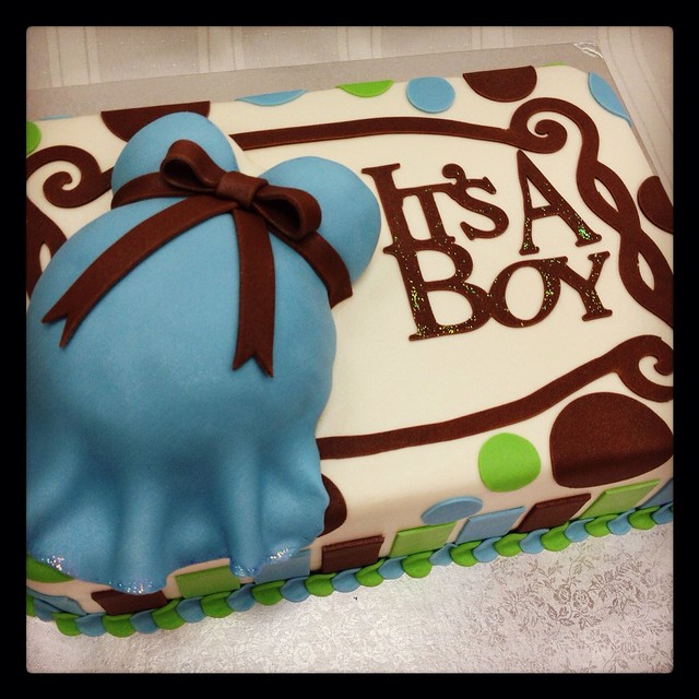 It's a boy in the belly cake