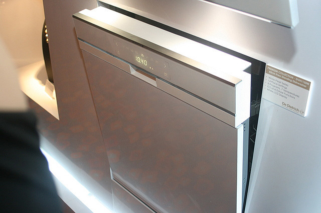 Even the dishwasher looks so luxurious!