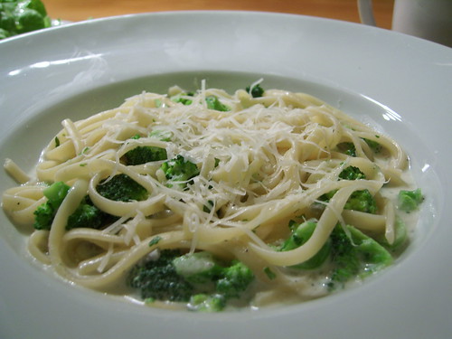 Linguini mit Drei-Käse-Sauce und Broccoli