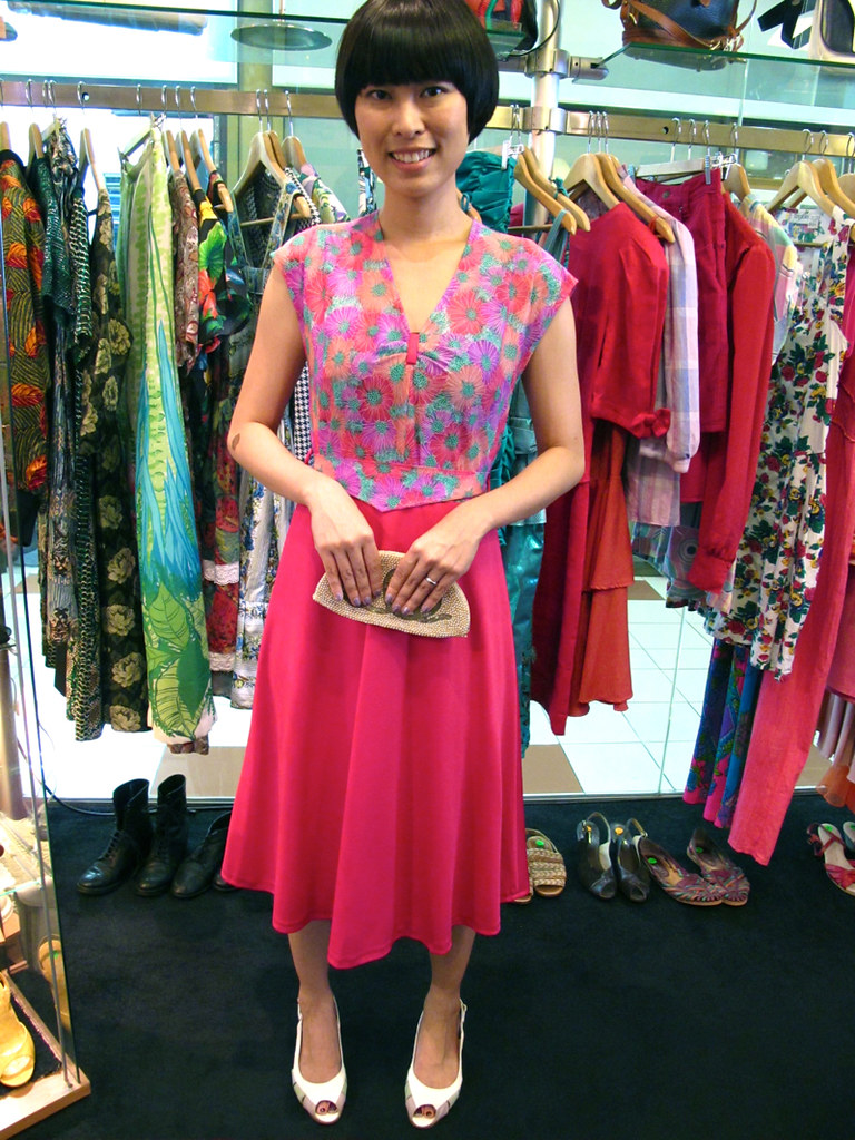 X-Wen wears a 1970s daisy-print hot pink dress and 1980s peep-toe sling backs, paired with a delightful 1940s-50s Czechoslovakian beaded faux pearl purse.