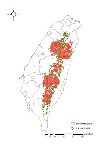 圖2、Maxent模式預測合併兩時期(1990-2010年）臺灣黑熊的地理分布圖。預測有熊格面積為6,106 km2。網格為1 km2。綠色線為位於中央山脈之保護區，最北為插天山自然保留區，最南為大武山自然保留區。 
