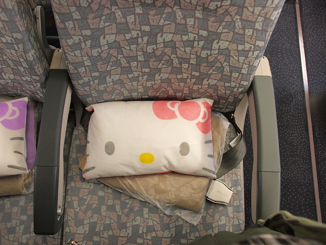 HELLO KITTY專機，小枕頭也是HELLO KITTY圖樣