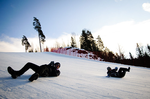 Publikum brukte alternative metoder for å komme seg ned den glatte Wyllerløypa under Snowboard-VM