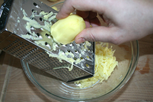 11 - Kartoffeln reiben / Grate potatoes