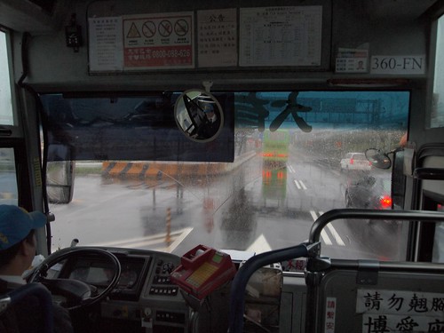 雨の中、リムジンバスが行く