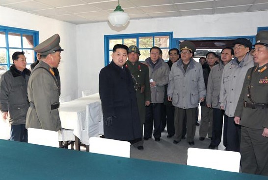Лидер Ким Чен Ын на опасном участке фронта, откуда виднелись близко ненавистные физиономии врагов