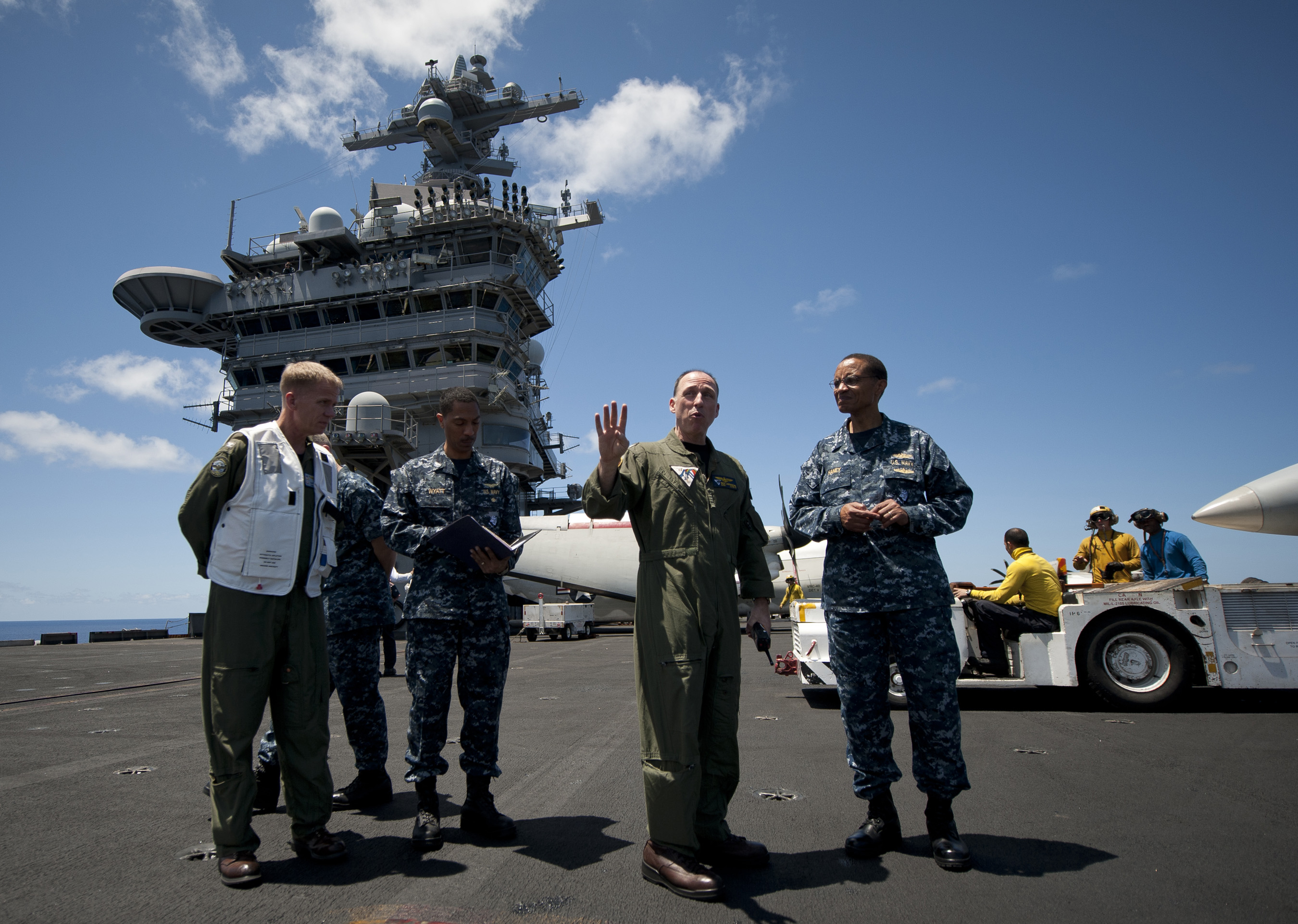 太平洋艦隊司令塞西爾•哈尼與第17航母艦載機聯隊指揮官裏克•拉伯蘭切在卡爾文森號主甲板上交談
