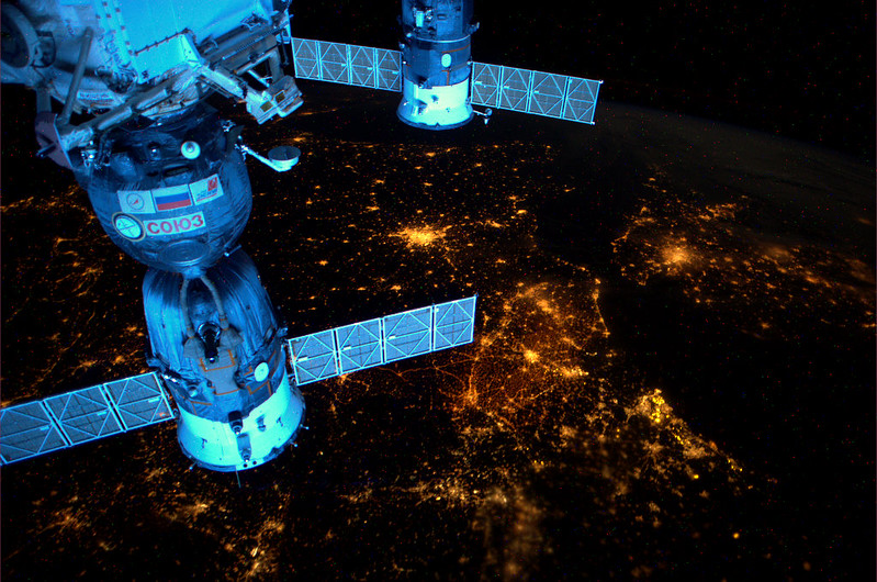 Over nachtelijk Europa. Op deze momenten kun je ISS zien. Beneden nog/al donker, zon op het station. www.heavens-above.com of volg @twisst