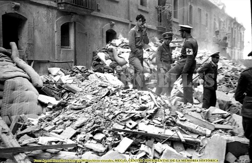 Barcelona, 29 de mayo de 1937, bombardeos sobre la barriada de la Barceloneta. by Octavi Centelles
