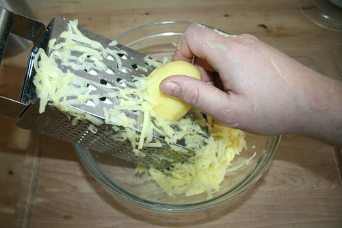 08 - Kartoffeln reiben / Grate potatoes