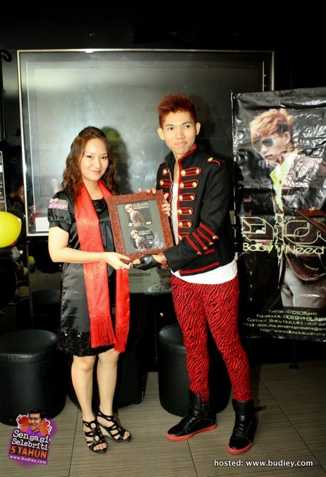 Dior menyampaikan plak penghargaan kepada Karen Tan (AF4)