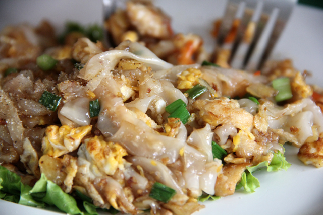Kuay Teow Khua Gai (Rice Noodles w/ Chicken and Eggs) ก๋วยเตี๋ยวคั่วไก่