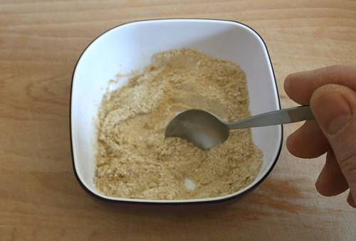 16 - Curry und Mehl vermengen / Mix curry and flour