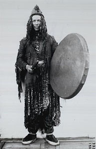 Sakha Yukaghir shaman with frame drum, near Kolyma River North Eastern Russia. Sjaman med rammetromme fra nordøst Russland