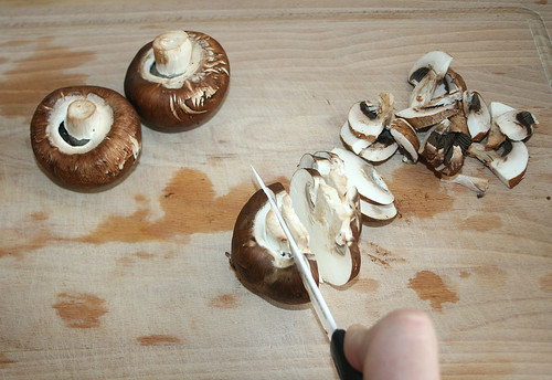 14 - Champignons zerteilen / Slice mushrooms