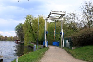 Die Klappbrücke über den Amtsgraben am Ufer der Spree.