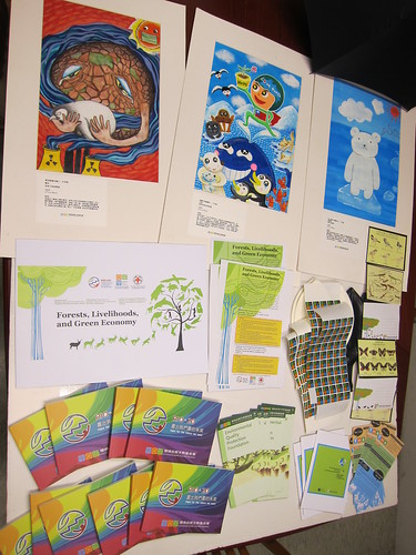 環境品質文教基金會印製台灣兒童畫冊、台灣特有物種明信片、並擬參與6/17 People Summit遊行訴求台灣共同承擔、參與環境永續。  照片提供：環境品質文教基金會