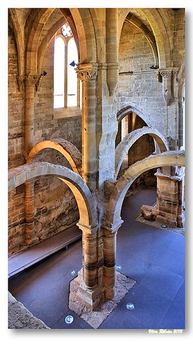 Arcos no interior do Mosteiro de Santa Clara-a-Velha by VRfoto