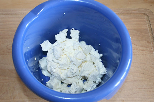 17 - Ricotta & Ziegenkäse in Schüssel geben / Add goat cream cheese & ricotta to bowl