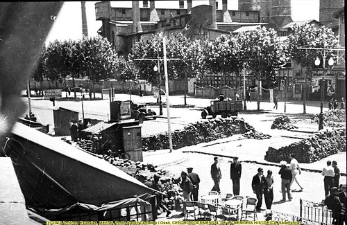 Barcelona, «fets de maig de 1937», barricadas en la avenida del Paralelo, junto al café Español. by Octavi Centelles