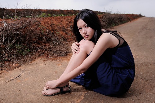無料写真素材|人物|女性アジア|台湾人|ワンピース・ドレス|女性座る