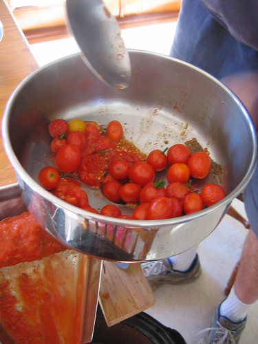 Processing tomatoes for bottling