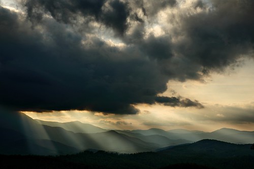 無料写真素材|自然風景|山|雲|暗雲|薄明光線