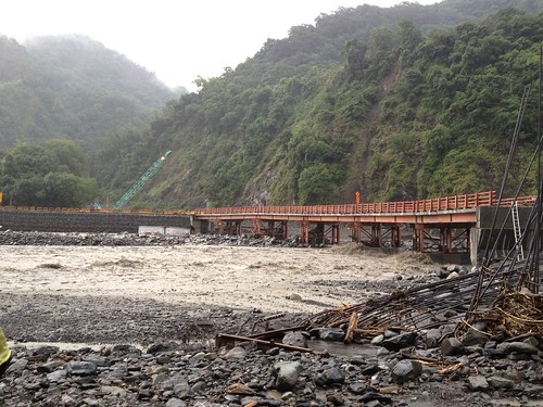 連日大雨夾雜泥流對原鄉交通造成重大衝擊(桃源區撒拉阿塢便橋)。（公共工程委員會 提供）